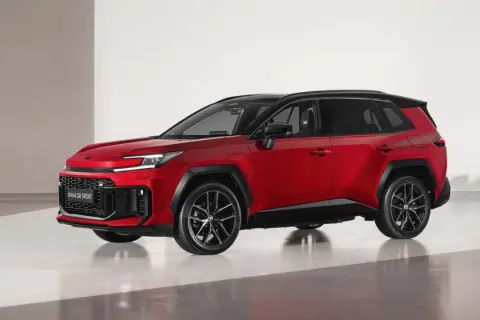 Czerwony, sportowy Toyota SUV RAV4 GR SPORT z czarnym dachem i felgami, prezentowany na białym tle.