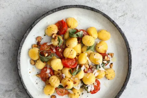 Gnocchi z pomidorkami, szałwią i orzechami. Idealny przepis na gnocchi z czym podawać, gdy chcesz czegoś pysznego i prostego.
