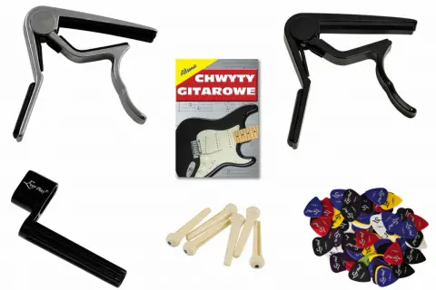 Dwa kapodastery, kostki, kołki do mostka i klucz do naciągania strun. Zestaw akcesoriów dla gitarzysty.