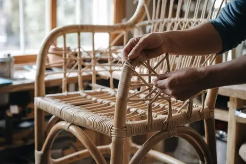 Pęknięty rattan? Jak naprawić krzesło rattanowe krok po kroku
