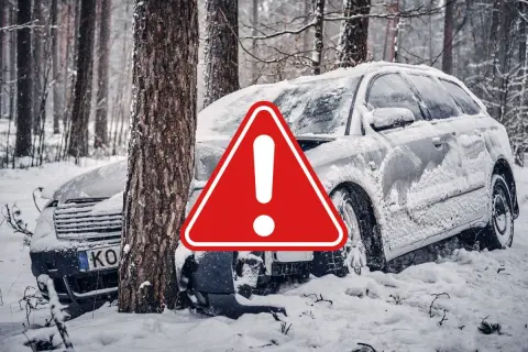 Snöig skogsväg, en bil har kört av vägen och krockat med ett träd. Varningstriangel syns. Fyrhjulsdrift eller inte, snö är en utmaning.