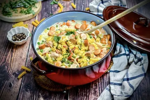 Herzhafte Nudelpfanne mit Würstchen und Erbsen – ein einfaches Hauptgericht, das schnell zubereitet ist. Perfekt für schnelle Rezepte leichtes Hauptgericht.