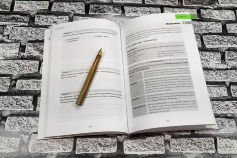 Jak wygląda rozprawka? Kluczowe elementy i praktyczne wskazówki