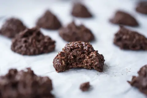 Mumsiga kokostoppar med choklad, en favorit som smälter i munnen.