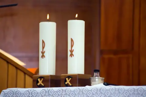 Co symbolizują świece na ołtarzu? Odkryj ich głębokie znaczenie
