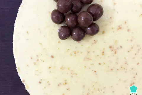 Deliciosa tarta de chocolate blanco, cubierta con crujientes bolitas de chocolate oscuro. ¡Un postre irresistible!