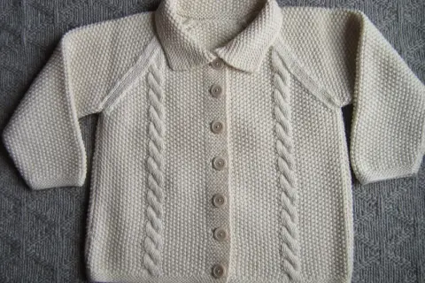 Golfino neonato 1 mese, color crema, con trecce e bottoni. Perfetto per i primi mesi del tuo bimbo.