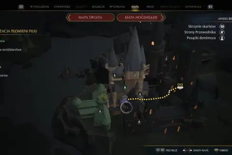 Mapa Hogwartu z zaznaczonymi punktami orientacyjnymi i ścieżką. Widać menu z opcjami, w tym "Misje" i "Mapa Świata", co sugeruje rozgrywkę w grze Hogwarts Legacy.