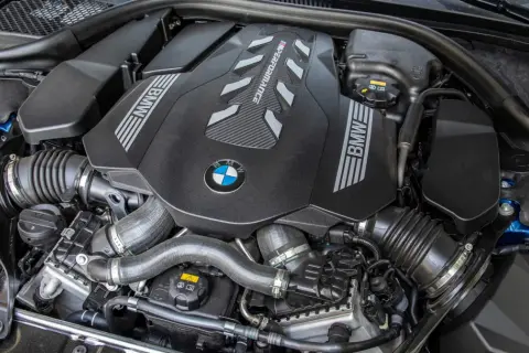 Silnik BMW M Performance, gotowy do tuningu, z widocznym logo i oznaczeniami.