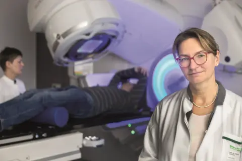 Ärzte überwachen eine Bestrahlung, die Teil der Erhaltungstherapie bei Lungenkrebs ist.
