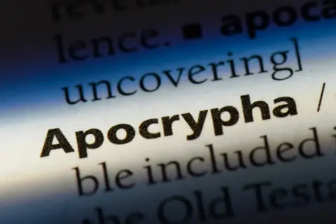 Słowo "Apocrypha" z definicją "uncovering" i fonetycznym zapisem. To jak odkrywanie tajemnic, które nie trafiły do kanonu.