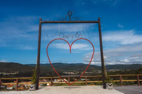 En el mirador da perdiz, un corazón rojo cuelga bajo un cielo azul, invitando a decir "Quiero".