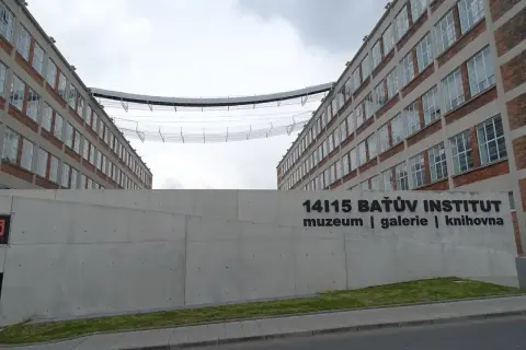 Das Baťa Institut in Zlín, Tschechien, mit seiner markanten Brücke zwischen den Gebäuden.
