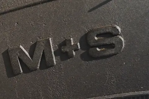 Napis M+S na oponie. To oznaczenie informuje o przeznaczeniu opony na błoto i śnieg, a nie o mieszkaniu M5.