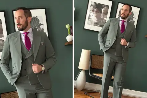 Uomo con abito verde, gilet e cravatta fucsia. Un look elegante con un tocco di colore audace.