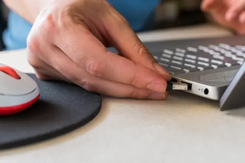 Radio nie widzi pendrive'a? Formatuj do FAT32! Pełny poradnik