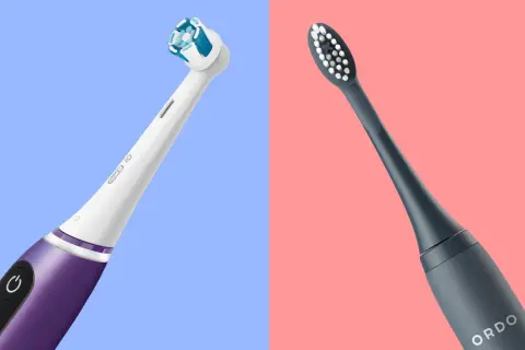 Dwie szczoteczki do zębów: soniczna Oral-B i elektryczna Ordo, na tle niebieskim i różowym.