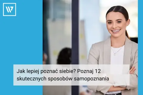 Uśmiechnięta kobieta w garniturze, która pomaga odkryć Twój profil psychologiczny. Poznaj 12 skutecznych sposobów samopoznania.