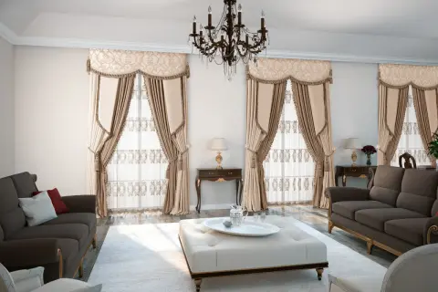 Elegancki salon w stylu vintage z ciemnobrązowymi sofami, pufą i bogato zdobionymi zasłonami.