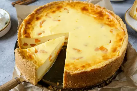Ein saftiger Mandarinen Schmand Kuchen mit einem knusprigen Boden und fruchtigen Mandarinenstücken.