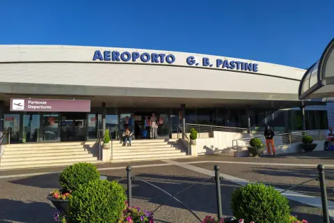Lotnisko G.B. Pastine, Ciampino. Droga z lotniska do centrum Rzymu zaczyna się tutaj, przy wejściu z napisem "Partenze Departures".