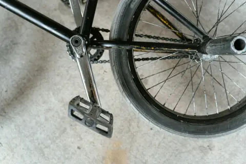 Detale roweru BMX: pedał, korba, łańcuch i koło. Chcesz wiedzieć, jak liczyć ogniwa w łańcuchu?