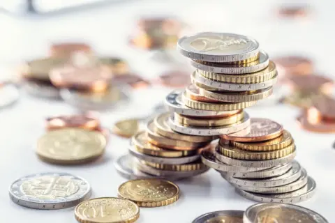 Stosy monet euro, w tym dwu- i jednogramowe, tworzą bogactwo. Co to jest bilon? To drobne pieniądze, które często gromadzimy.