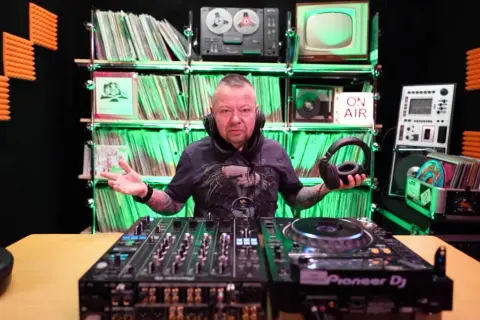 Jakie słuchawki dla DJ-a? Wybierz najlepsze modele dla siebie