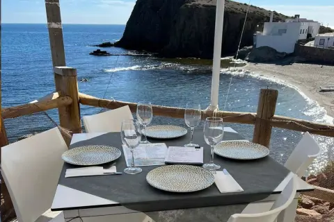 Mesa puesta en uno de los restaurantes en Gata con vistas al mar y a la playa.