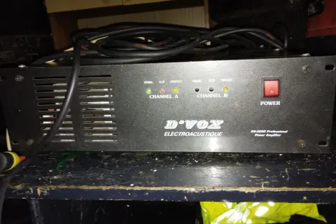 Końcówka mocy D'VOX DV-2000, profesjonalny wzmacniacz z czerwonym przyciskiem Power i wskaźnikami Signal, Clip, Protect.
