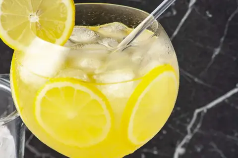 Erfrischender Limoncello Spritz mit Zitronenscheiben und Eis. Perfekt für ein sommerliches Limoncello Spritz Rezept.