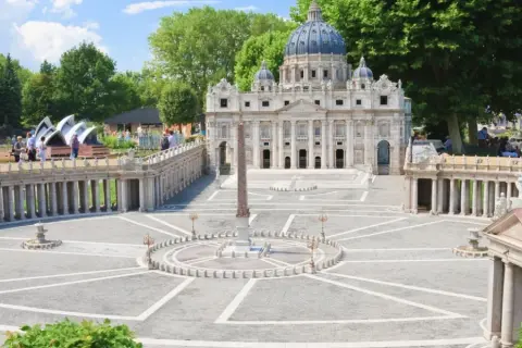Mini city z repliką Placu Świętego Piotra i Bazyliki. W tle inne miniatury budynków, drzewa i niebo.