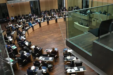 Sitzung im Bundestag: Die Ampel-Koalition sichert sich die Bundesrat Mehrheit. Abgeordnete sitzen an ihren Plätzen im Plenarsaal.