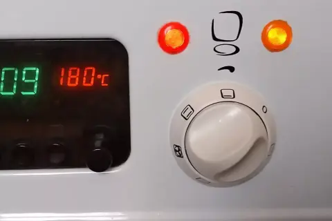 Panel sterowania piekarnika Mastercook Elegance: wyświetlacz 180°C, pokrętło funkcji i kontrolki. Instrukcja obsługi pomoże Ci go używać.