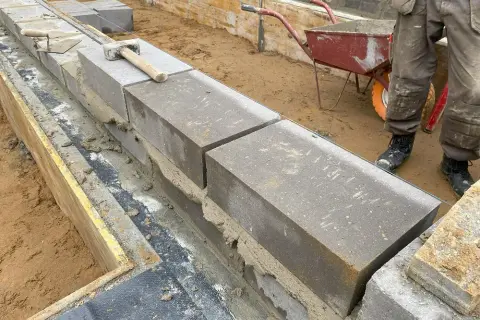 Jaka zaprawa do bloczków betonowych fundamentowych? Wybierz najlepszą i uniknij błędów!