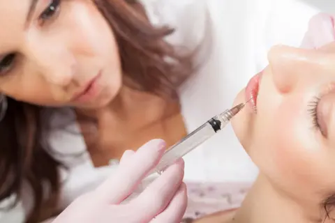 Alergia na kwas hialuronowy? Co naprawdę uczula i jak się chronić.