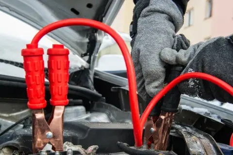 Jak podłączyć kable rozruchowe do akumulatora bez ryzyka uszkodzeń