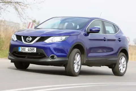 Niebieski Nissan Qashqai 1.2 benzyna na drodze. Wiele osób szuka opinii o tym modelu.