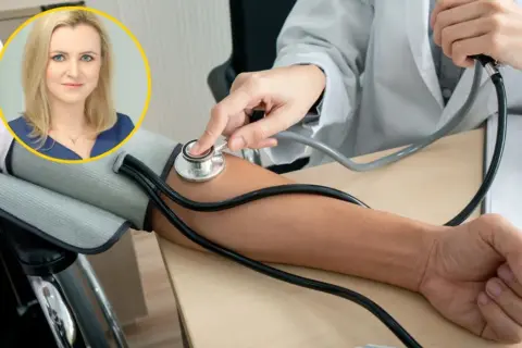 Lekarz mierzy ciśnienie. Dowiedz się, jak zamówić wizytę domową lekarza, by zadbać o zdrowie bliskich.