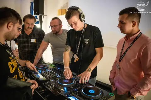 Jak zostać DJ-em w klubie? Od zera do pierwszego gigu!