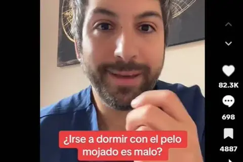 Hombre con barba pregunta si es malo dormir con el pelo mojado.