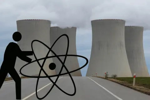 Człowiek z atomem przed chłodniami kominowymi elektrowni jądrowej symbolizuje potencjalne wady elektrowni jądrowej.