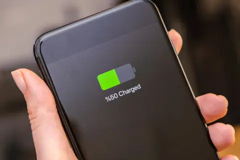 Telefon pokazuje %50 naładowania. Dobra kondycja baterii pozwala na dalsze użytkowanie.