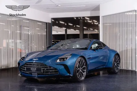 En blå Aston Martin till salu hos Aston Martin Stockholm. En dröm på fyra hjul som väntar på sin nya ägare.