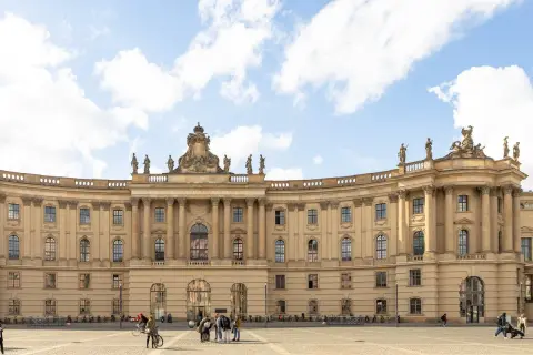 Humboldt-Universität zu Berlin, eine der besten Architekturen von Unis in Deutschland, mit imposanter Fassade und Studenten auf dem Platz.