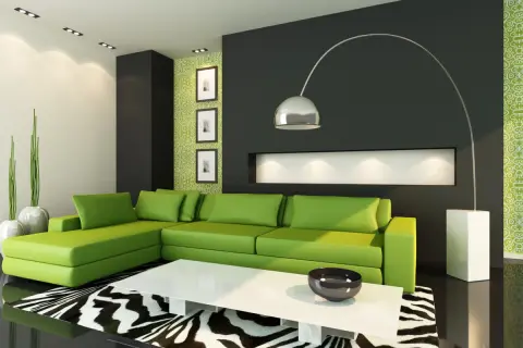 Nowoczesny salon z narożną kanapą w intensywnym, limonkowym kolorze. Wzory na ścianie i dywan w zebrę dodają energii.