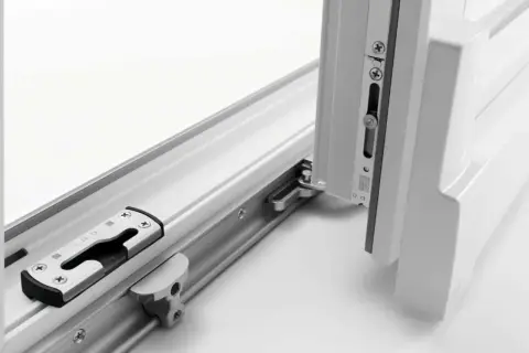 Mechanizm okna PSK z widocznym ryglami i prowadnicą.
