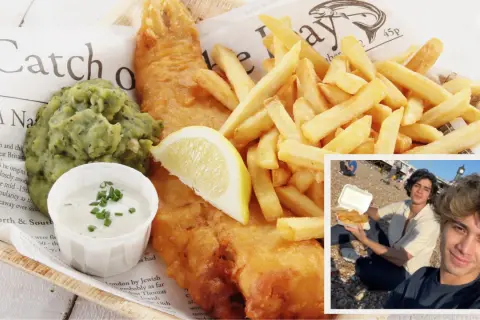 Dos jóvenes disfrutan de un clásico plato de comida inglesa: fish and chips, servido con puré de guisantes y salsa tártara.