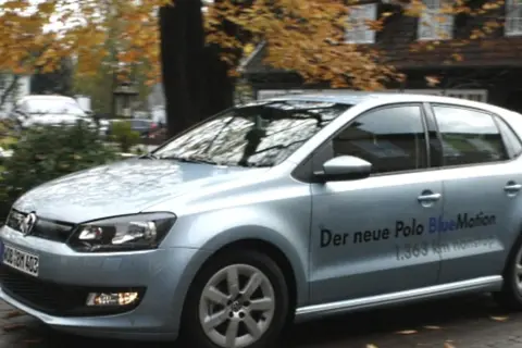 Srebrny Volkswagen Polo BlueMotion, co to za technologia? Ten model przejechał 1.363 km non stop.