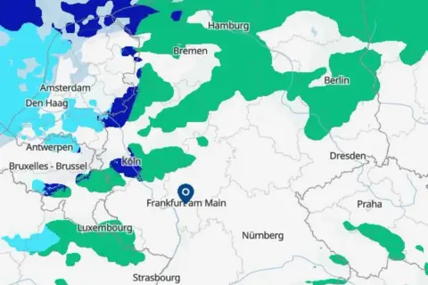 Schneevorhersage für Dezember in Deutschland: Grün zeigt Schnee an, besonders um Berlin und Hamburg. Blaue und hellblaue Flächen deuten auf Regen oder nassen Schnee hin.